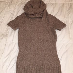 Short sleeveless knitted turtleneck